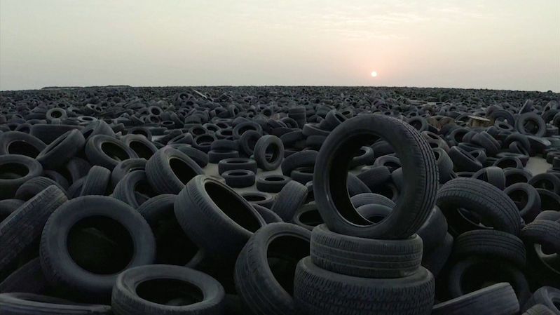 Největší skládka pneumatik na světě začala mizet. Kuvajt tam slibuje oázu